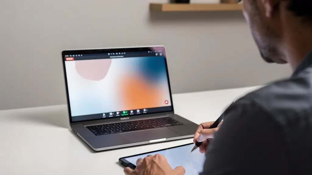 Emprunteur comparant les offres de courtiers lors d'un appel visio